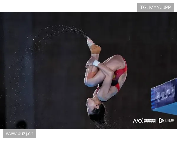 全红婵偷偷吃零食被教练抓包，下一秒直接跳水池里装失忆