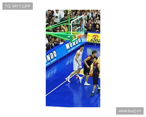 姚明家的客厅到底摆了几台巨无霸篮球架，普通人估计进不去吧