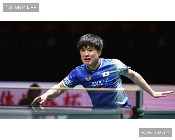 张本智和这娃赛场上跟家里完全两个人，一手拿球另一只手拿手机？